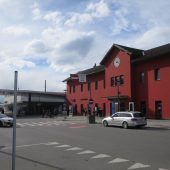 Eine Bahnhofskeilerei im Schein des Abblendlichts