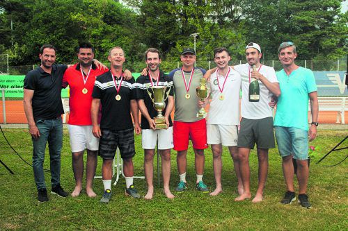 Der neue VTV-Präsident Wolfgang Hämmerle (l.) und TC-Vorderland-Obmann Bruno Koch (r.) mit dem Meisterteam des TC ESV Feldkirch (v. l.): Lazar Davidovic, Petr Spousta, Ulli Knoll, Jiri Lokaj, Michael Hechenberger und Felix Wohlgenannt. Fotos: TC Vorderland