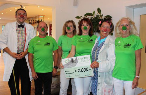Der Vorstand des Vereines LaufTreff Leiblachtal mit Obfrau Brigitte Haest bei der Scheckübergabe an die CliniClowns mit Dr. Frieda Wisch&Weg und Dr. Stift.