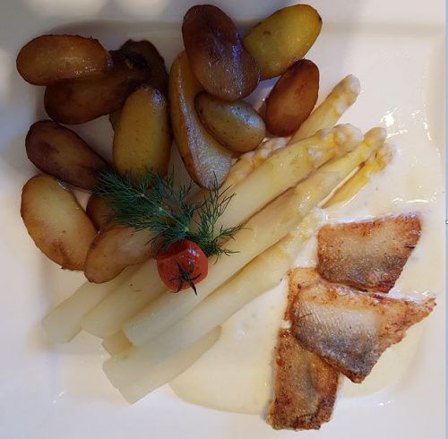 Der Zander an Riesling-Sauce, weißem Spargel und neuen Kartoffeln.