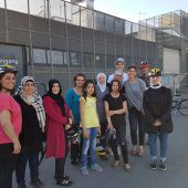 Frauen lernen bei Kurs in Lustenau Fahrrad fahren