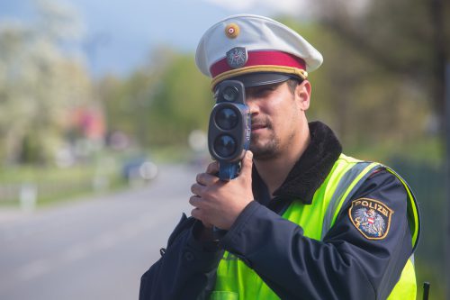 Die gemessene Geschwindigkeit des Audi-Fahrers betrug sage und schreibe 171 Sachen.  symbol/vn/hab