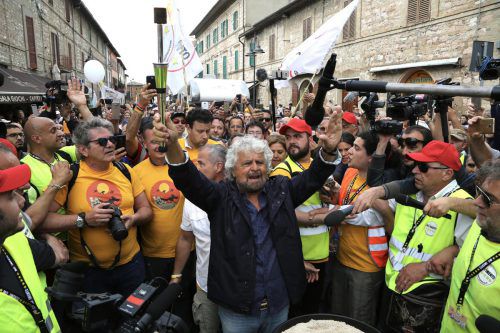 Die Protestpartei Fünf-Sterne-Bewegung von Beppe Grillo (Mitte) blieb hinter den Erwartungen zurück.  Foto: AP