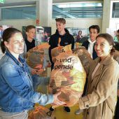 Schüler der HAK Feldkirch spenden Kleidung an carla
