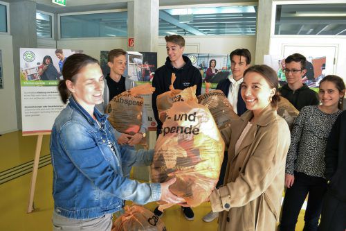 Die Schüler misteten auch selbst ihre Schränke aus.  Foto: caritas