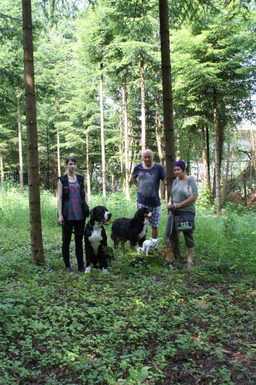 Diese Hundebesitzer sind entsetzt über die Hundezone in Altenstadt. Diese ist aber nach Aussage der Stadtpolitik noch nicht fertig. VN/GMS
