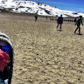 Frauen spielen Fußball auf Kilimandscharo