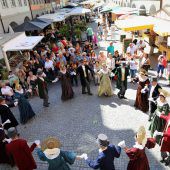 Auftanz der Trachtengruppe beim Feldkircher Wochenmarkt