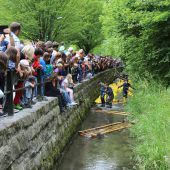 Über 1200 Enten schwammen für Netz für Kinder in der Nafla