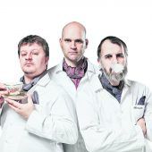 Am Samstag um 20.15 Uhr sind „Die drei Friseure“ mit „Hut ab“ im Theater am Saumarkt zu Gast.