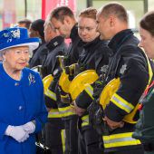 Queen besucht freiwillige Helfer