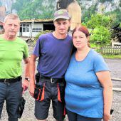 Eine Familie steht vor Trümmern