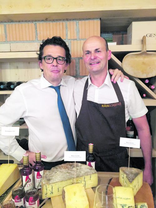Genießerduo: Gastgeber und Hotelier Hans-Peter Metzler gemeinsam mit Käseexperte Caspar Greber. Fotos: reh, tag