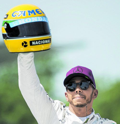 Große Ehre: Lewis Hamilton mit dem Helm von Senna. Foto: ap
