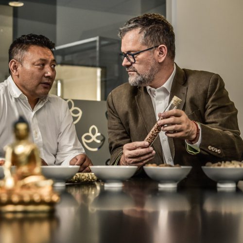 Herbert Schwabl (r.) und Lobsang Dripatsang. Foto: schubert