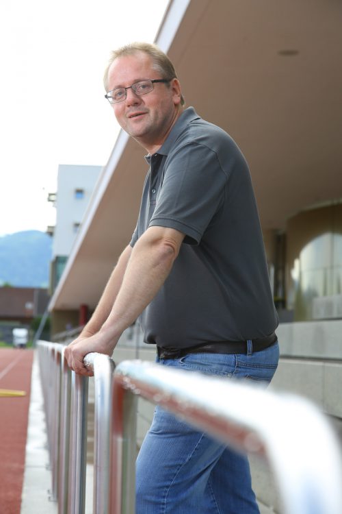 Hier, im Parkstadion Lustenau, finden am Samstag die Leistungsbewerbe statt. Organisator Günter Hofer ist bereit.  Foto: VN/Hofmeister