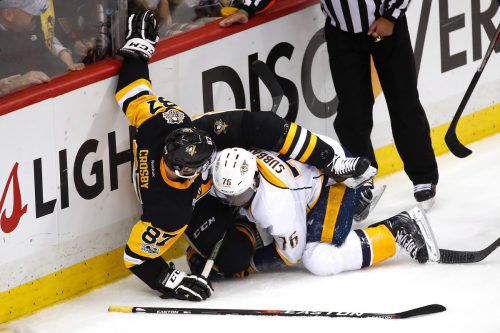 Im Clinch: Nashvilles P.K. Subban und Pittsburghs Sidney Crosby. Foto: ap