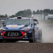 Regentag spülte Thierry Neuville an die Spitze