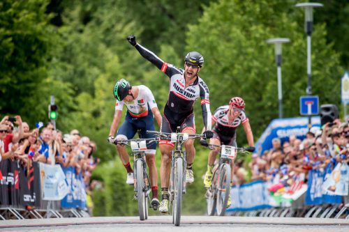 Im Zielsprint musste Daniel Geismayr (r.) dem Tiroler Alban Lakata und Titelverteidiger Tiago Ferreira den Vortritt lassen. Foto: Küstenbrück