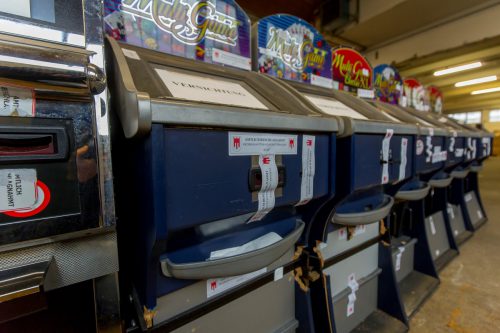 In einer großen Lagerhalle im Unterland werden die beschlagnahmten Spielautomaten gelagert.  Foto: VN/Paulitsch