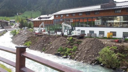 In Lech werden für den Hochwasserschutz auch in die Verbauung des gleichnamigen Flusses Millionen Euro investiert.  Foto: Gemeinde