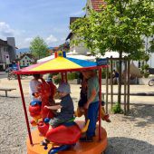 Karussell hilft armen Kindern in Südostasien