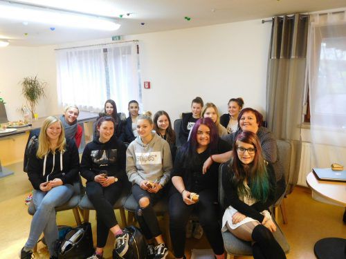 Lehrreiches Zusammentreffen: Poly-Schülerinnen, WG-Bewohnerinnen und die Pädagogische Leiterin Sabine Moosbrugger (2. R. r.). SOS KD