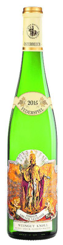 Loibner Grüner Veltliner Federspiel 2015, Ried Kreutles, Weingut KnollSeit 1825 wird das Weingut als Familienbetrieb geführt. 15 Hektar Rebflächen sind mit je 45 Prozent Grünem Veltliner und Riesling bepflanzt. Auf den restlichen Rebflächen wachsen Chardonnay, Gelber Muskateller, Gelber Traminer und Blauer Burgunder. Die Weine von Emmerich Knoll sind berühmt für ihre Eleganz und Finesse, ihr Ausdruck von Terroir sowie ihre Langlebigkeit. Sie werden im großen Holzfass oder im Stahltank ausgebaut und nach entsprechender Lagerzeit in die Flasche abgefüllt. Das Etikett des Weingutes Knoll mit der Abbildung des Heiligen Urbans ist fast so berühmt wie der Wein selbst. Das Federspiel zeigt eine ausgeprägte Aromatik von Zitrus, Maracuja, Mango und Kräuterwürze. Mit einer frischen Säure, Limette, Apfel und weißem Pfeffer, einem finessenreichen Körper und einem anhaltenden Abgang ist der Grüne Veltliner ein typischer Vertreter aus dem Hause Knoll, ein herrlicher Speisenbegleiter, der noch Reifepotential hat.Gesehen bei: Vinothek Jenny, Inhaberin Andrea Haag, Schruns, 15,80 Euro