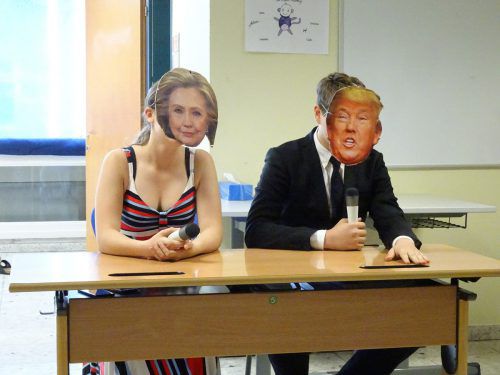 Lustiges Rededuell: Schüler schlüpften in die Rollen von Hillary Clinton und Donald Trump. Fotos: lcf
