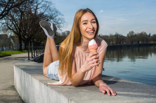 Milanka aus Hohenems genießt bei diesem heißen Wetter ein Eis am Bodensee. Foto: VN/Steurer