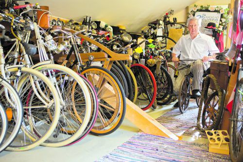 Peter Rohrer aus Bludesch ist passionierter Sammler und nennt rund 70 Nostalgie-Räder sein Eigen. Jeder Drahtesel erzählt seine eigene Gesichte. Fotos: VN/Hartinger