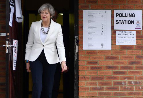 Premierministerin May gab ihre Stimme im Westen von London ab. Sie hofft auf einen klaren Sieg ihrer konservativen Partei.  Foto: AFP