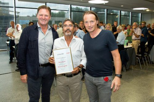 Standing Ovations für das neue Ehrenmitglied im Skiverband: Peter Both mit Präsident Patrick Ortlieb und Laudator Rainer Salzgeber. Foto: Skiverband/Shourot