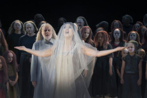 Szene aus Bizets „Perlenfischer“. Foto: Oper/Donata Wenders