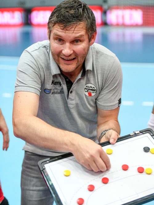 Trainer Petr Hrachovec gab mit neuen Ideen den Weg bei Handballmeister HC Hard vor. Foto: gepa