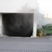 Brennender Pkw: Haus evakuiert