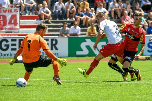 Altachs zweifacher Torschütze Adrian Grbic, der sich gegen Andreas Malin und auch Torhüter Lukas Hefel durchsetzt. Foto: gepa