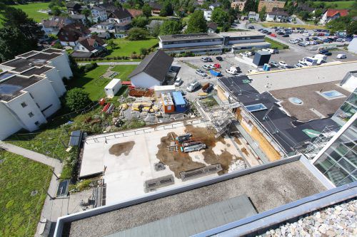 Am Ende der OP-Spange entstehen ein neuer Speisesaal und vier weitere Operationssäle. Foto: VN/Hofmeister