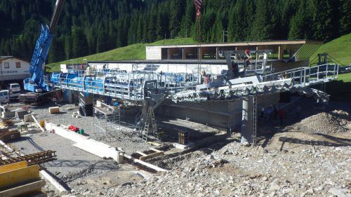 An der neuen Talstation haben die Doppelmayr-Monteure die Arbeit bereits aufgenommen.  Fotos: Bergbahnen