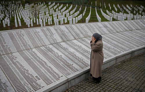 Auf dem Friedhof von Potocari wurden bislang 6504 Opfer der Massenhinrichtungen vom Juli 1995 bestattet. Foto:reuters