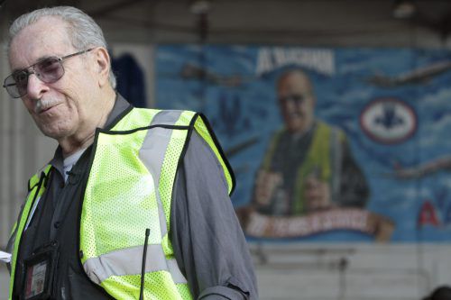 Azriel Blackman (91) ist bei American Airlines der Chef der Flugzeugmechaniker am John-F.-Kennedy-Flughafen. Foto: AP