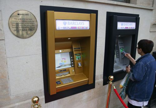 Bargeld oder Kreditkarte: Bares Geld hat einen großen Nachteil. Geht es verloren, bekommt man keinen Ersatz dafür. Bankomat- , Kredit- und Prepaidkarten sind sicher. Bei Verlust aber sofort sperren lassen.