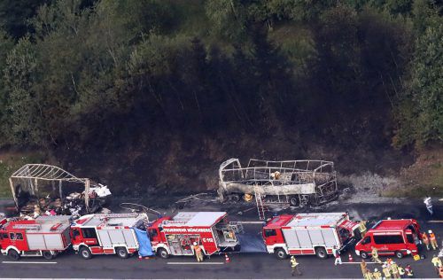 Bei dem Unglück nahe Münchberg in Bayern starben am Montag 18 Menschen, 30 wurden verletzt. Foto: AP