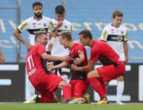 Bitter für die SCRA-Spieler (im Hintergrund), denn die Admiraner Lukas Grozurek, Daniel Toth und Stephan Zwierschitz (von links) bejubeln den Führungstreffer. Foto: gepa