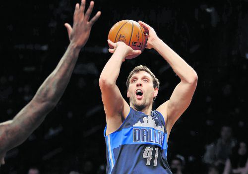 Bleibt den Dallas Mavericks erhalten: Dirk Nowitzki. Foto: ap