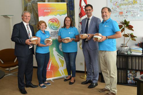 Brotlaibe für die politischen Spitzen des Landes, aber vor allem für arme Gymnaestrada-Teilnehmer.  Foto:Land