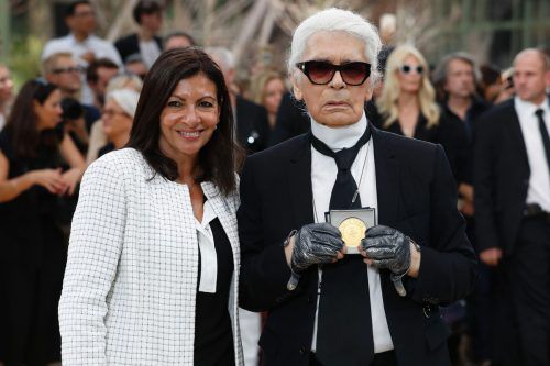 Bürgermeisterin Anne Hidalgo überreichte Karl lagerfeld die Medaille Grand Vermeil.   Foto: AFP