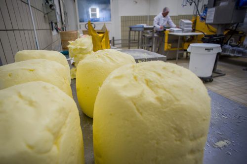 Butter wurde von der Billigware beim Diskonter zum Luxuslebensmittel. Und der Preis geht weiter nach oben.  Foto: AFP