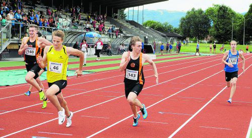 Daniel Bertschler (r.) holte sich im 100m-Lauf den ersten Platz. Im Hochsprung teilt er sich Rang eins mit Luca Ritter von der SG Götzis. M. Gasser