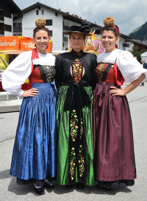 Daniela Beck (l.) und Lisa Weinzierl, beide aus Nenzing, nahmen Verena Sandrell aus Gaschurn in ihre Mitte.